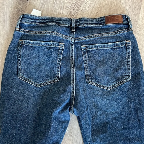 Hollister Ultra High-Rise Mom Jean - Picture 5 of 6